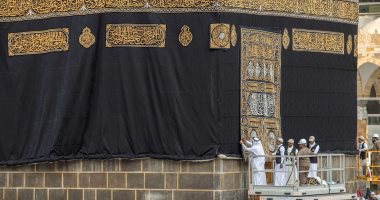 بدء أعمال تغيير كسوة الكعبة المشرفة