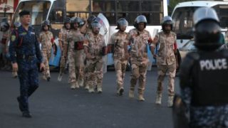 متظاهرون يقتحمون سفارة السويد ببغداد احتجاجا على موافقتها على تظاهرة لحرق المصحف