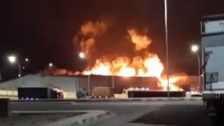 السيطرة على حريق مستودعات مواد قابلة للاشتعال فى العقبة بالأردن.. فيديو