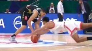 الماجيكو إيهاب أمين يحقق steal تاريخيا فى كأس العالم للسلة.. فيديو وصور