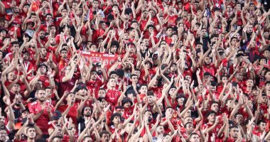 جماهير الأهلى تشعل المدرجات بالهتاف أثناء لقاء سان جورج.. فيديو