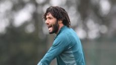 فيتوريا يطمئن على الننى وطبيب المنتخب يطلب تقريرا طبيا من آرسنال