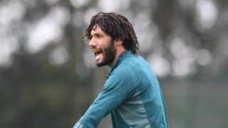 فيتوريا يطمئن على الننى وطبيب المنتخب يطلب تقريرا طبيا من آرسنال