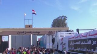 تحرك آليات فلسطينية إلى داخل معبر رفح تمهيدا لتفريغ شاحنات المساعدات