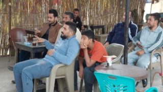 شباب قرية محمد صلاح يتوافدون على المقاهى لمتابعة قمة السيتى وليفربول