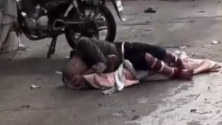 لحظة استشهاد طفل فلسطيني يحمل الراية البيضاء بجوار مستشفى الشفاء.. فيديو