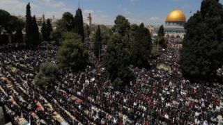 5 آلاف مُصل فقط فى “الأقصى” بعد منع الاحتلال المصلين من الوصول للمسجد