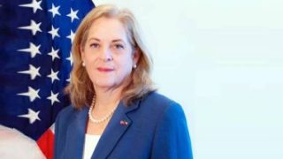 السفيرة الأمريكية لدى بغداد تشيد بالأجهزة الأمنية العراقية