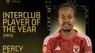 لاعبو الأهلى يهنئون تاو وكهربا بعد الفوز بجائزتى الأفضل