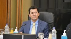 وزير الشباب يلتقي رئيس اتحاد للرماية لبحث ملف استضافة بطولة العالم