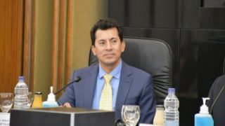 وزير الشباب يلتقي رئيس اتحاد للرماية لبحث ملف استضافة بطولة العالم