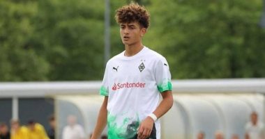 والد مصطفى أشرف: نجلى يرحب باللعب للقطبين.. ومونشنغلادباخ طلب 500 ألف يورو