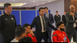 وزير الرياضة يزور معسكر المنتخب قبل السفر إلى كوت ديفوار