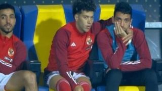 إمام عاشور يواسى طاهر محمد طاهر لعدم المشاركة فى خماسية الأهلى أمام البلدية ..صور