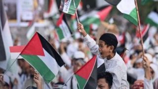 وقفة أمام السفارة الفرنسية فى تونس للمطالبة بوقف فورى لاطلاق النار فى غزة