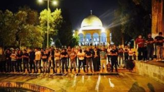 عشرات آلاف الفلسطينيين يؤدون صلاتى العشاء والتراويح فى رحاب المسجد الأقصى