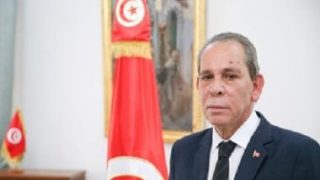 رئيس حكومة تونس يؤكد أهمية النهوض بالصناعات المحلية لمعدات السيارات