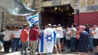مستوطنون إسرائيليون يهاجمون منازل الفلسطينيين بمحيط مخيم الفوار جنوب الخليل