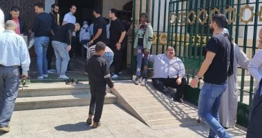 مروان محسن يودع والده بعد أداء صلاة الجنازة بحضور نجوم الكرة.. فيديو